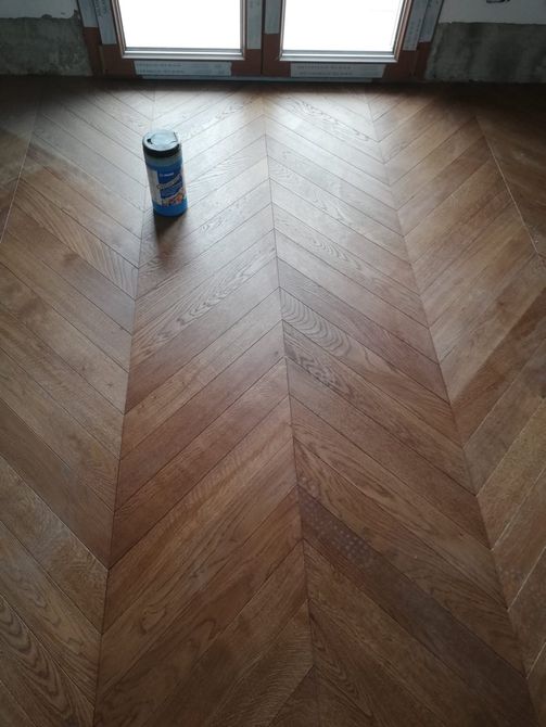 Pannello porta in legno con finitura marrone chiaro. Il pannello è caratterizzato da sezioni rettangolari di diverse dimensioni con venature del legno visibili.