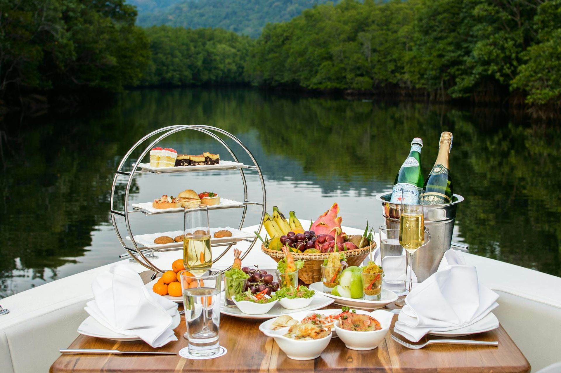 Una mesa puesta para una comida en un barco en el agua.