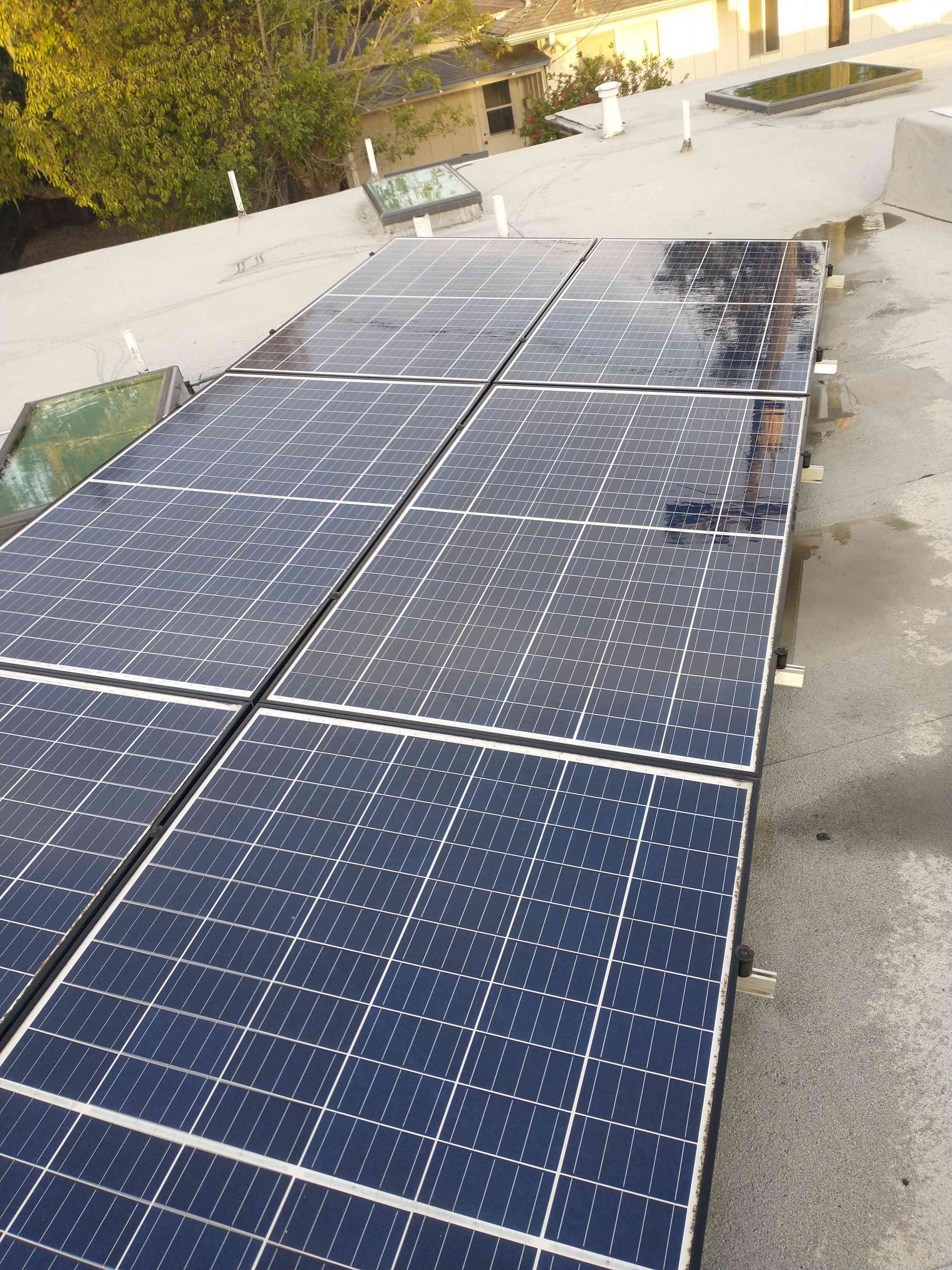A row of solar panels sitting on top of a roof