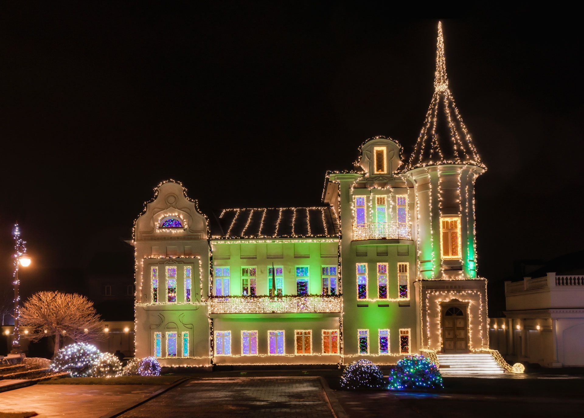 A house is decorated with christmas lights at night.