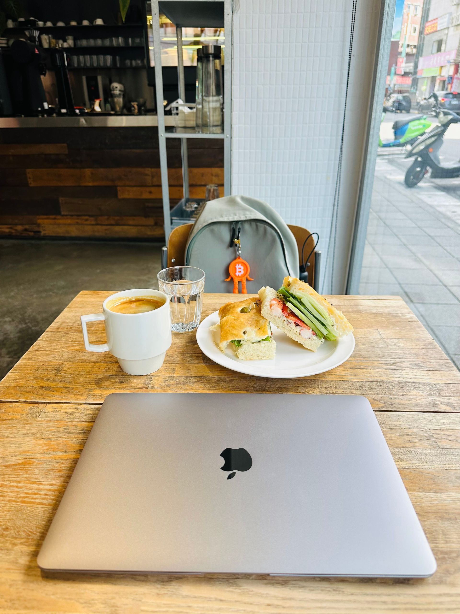 科技大樓站咖啡廳，A N G L E