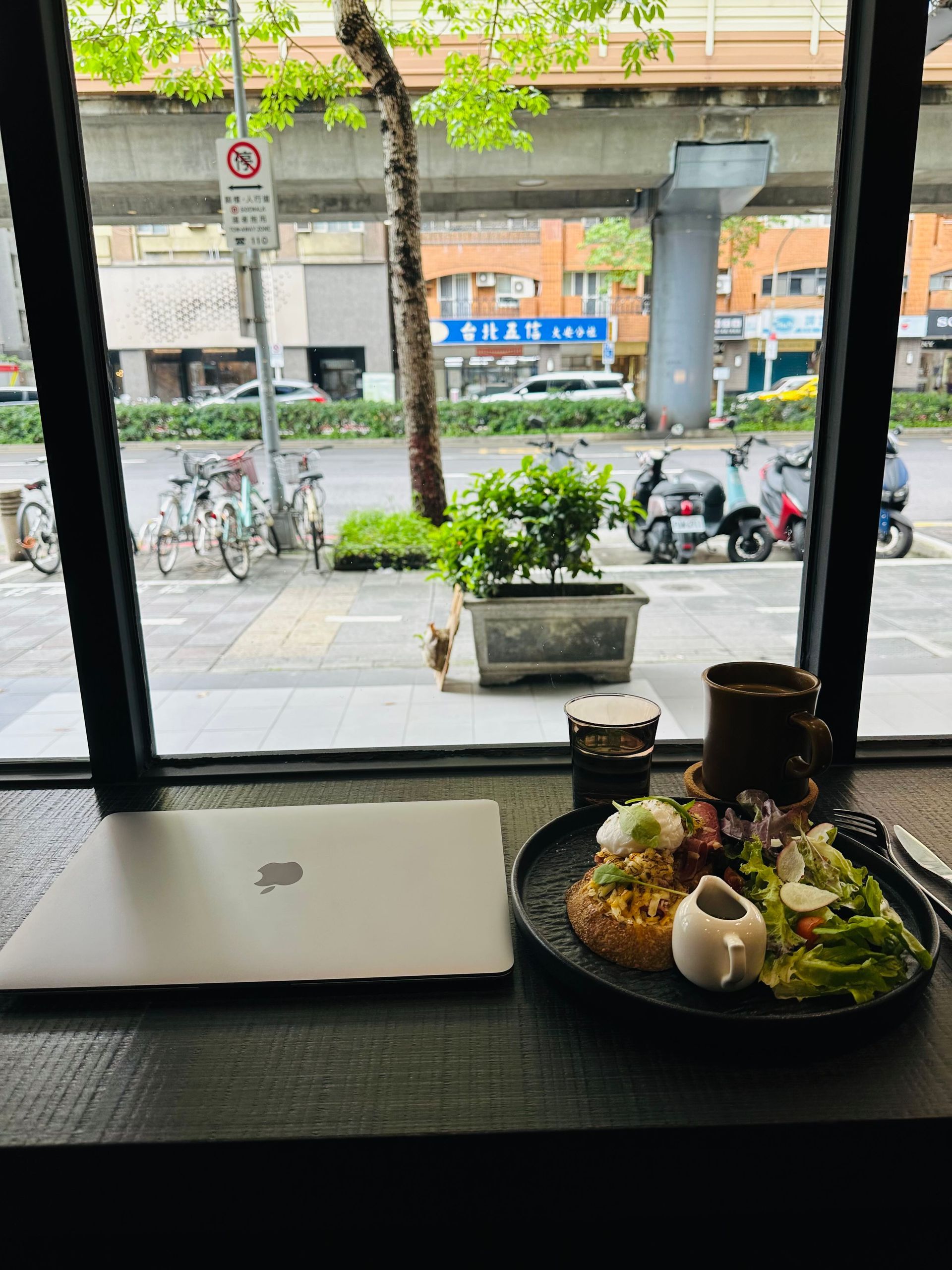 大安站咖啡廳，LOTUS CAFFÉ
