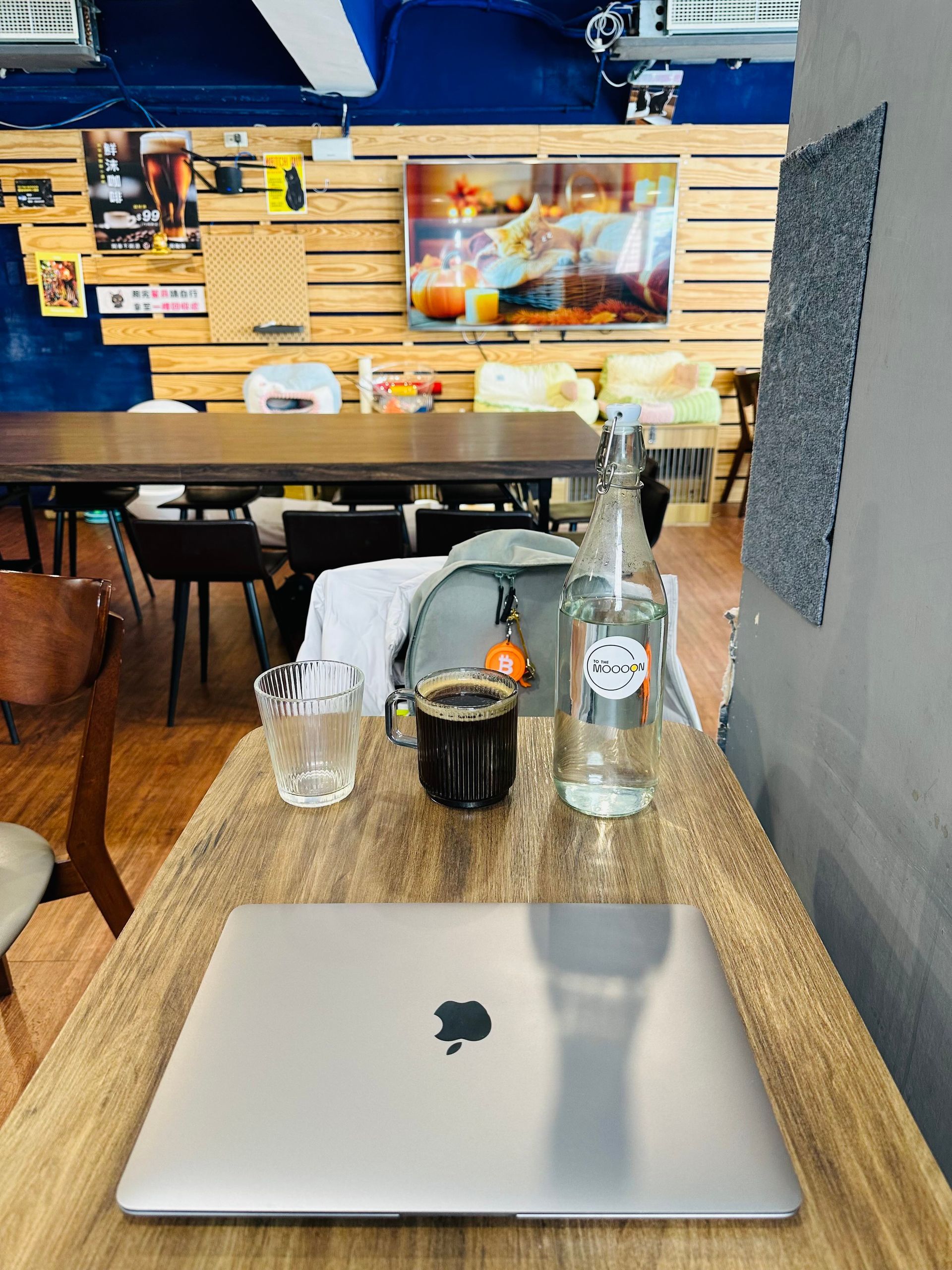 永和頂溪站咖啡廳,ToTheMoooon圖寞癮咖啡小酒館