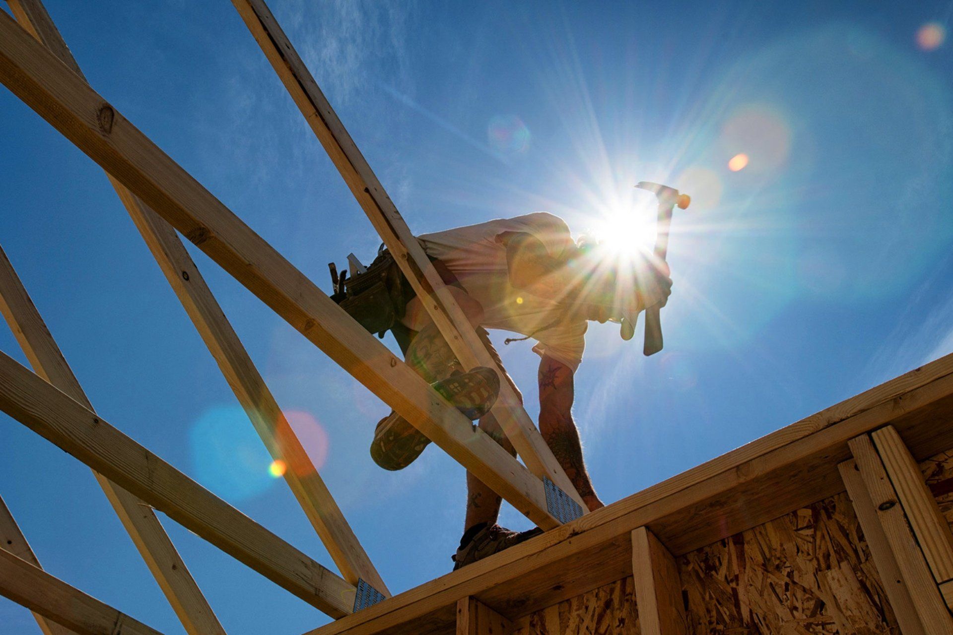 Carpentiere su un tetto