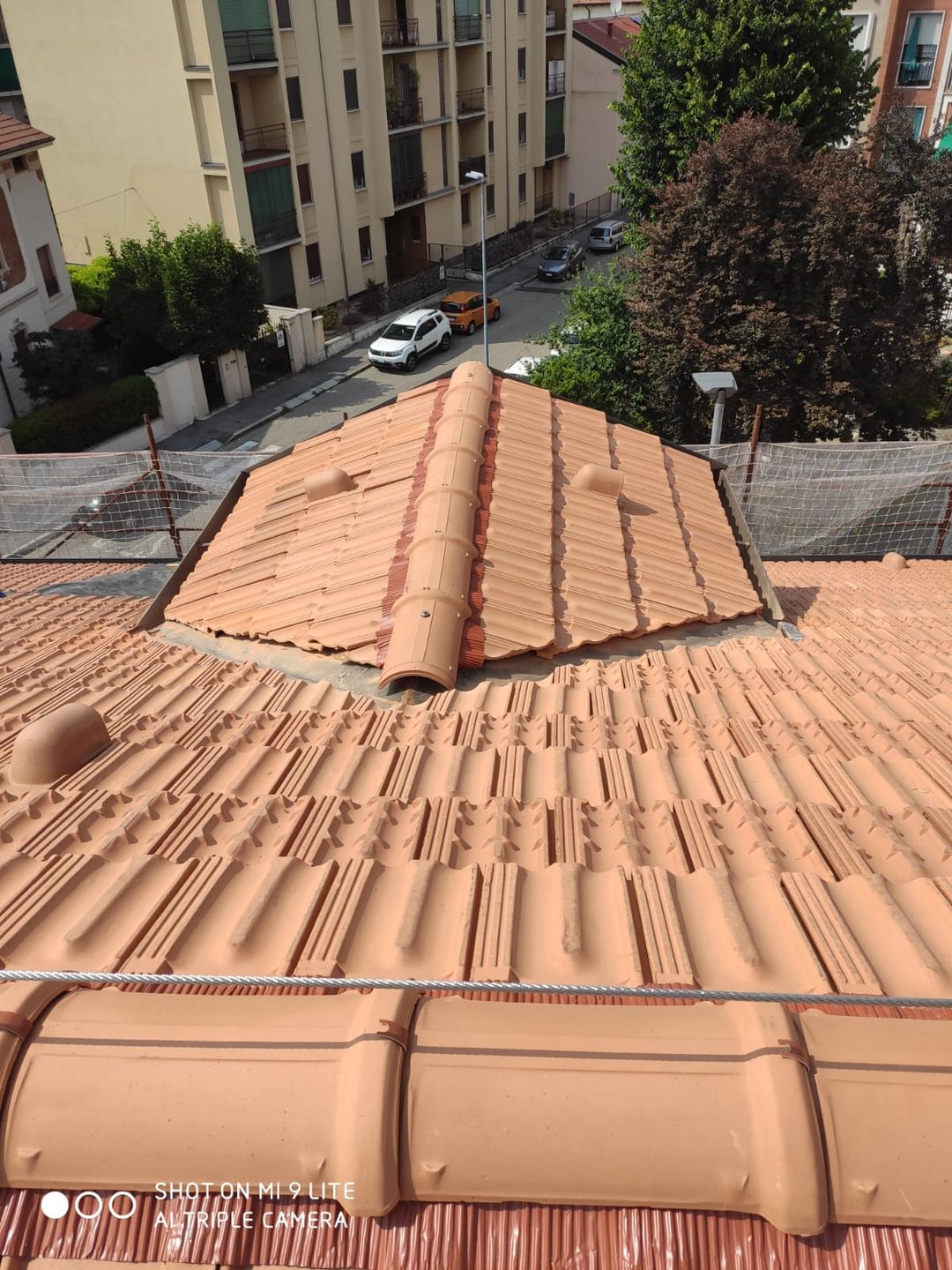 Vista di un tetto di una villa con tegole in terracotta