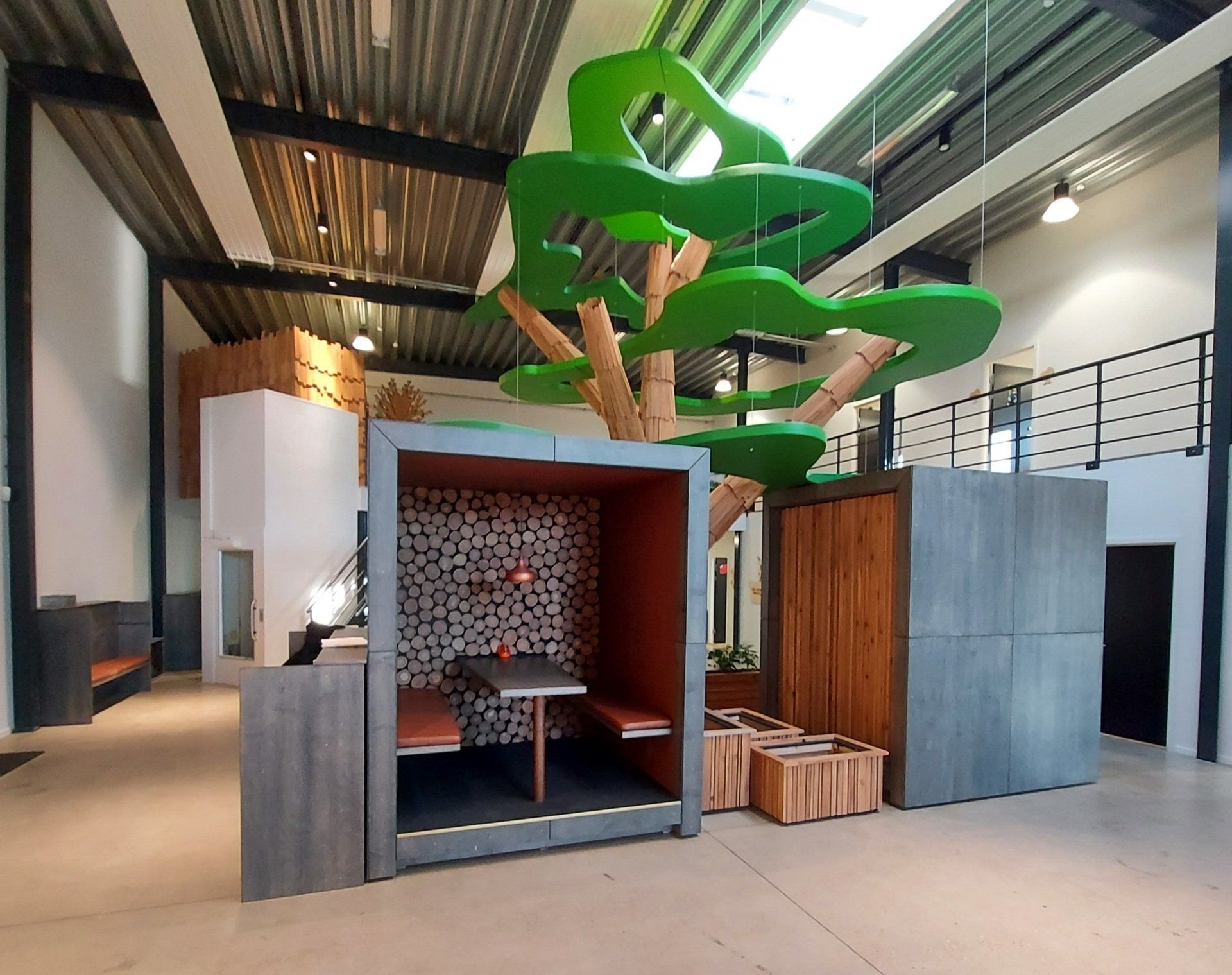 Et værelse med et træ i midten