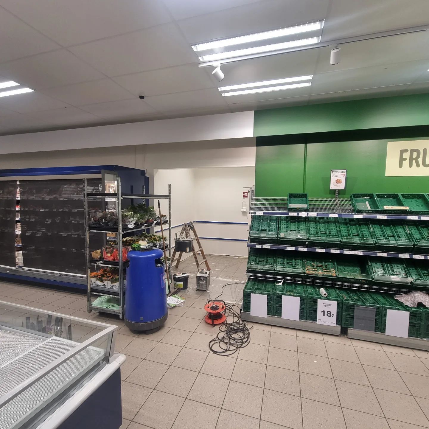 En tom købmand med et skilt, hvor der står fru