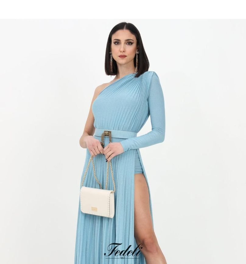modella della boutique di abbigliamento a Roma con vestito cerimonia da donna