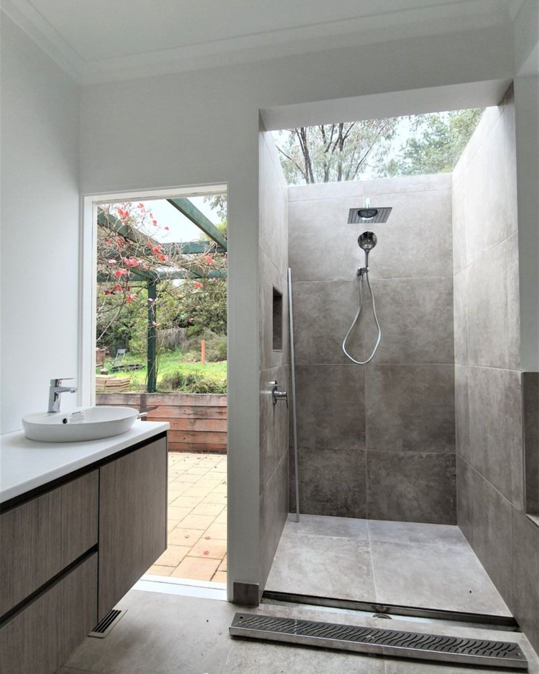 bathroom with stone tiles — Crampton Painting & Decorating Pty Ltd In Castlemaine, VIC