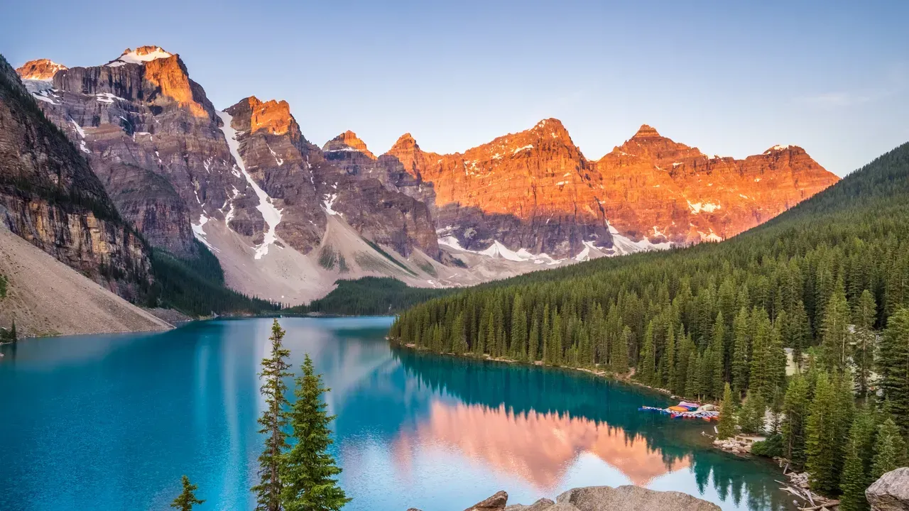 Um lago cercado por montanhas e árvores nas montanhas