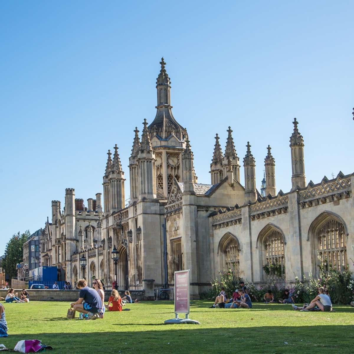 Uma vista de uma praia do topo de uma falésia com vista para o oceano.