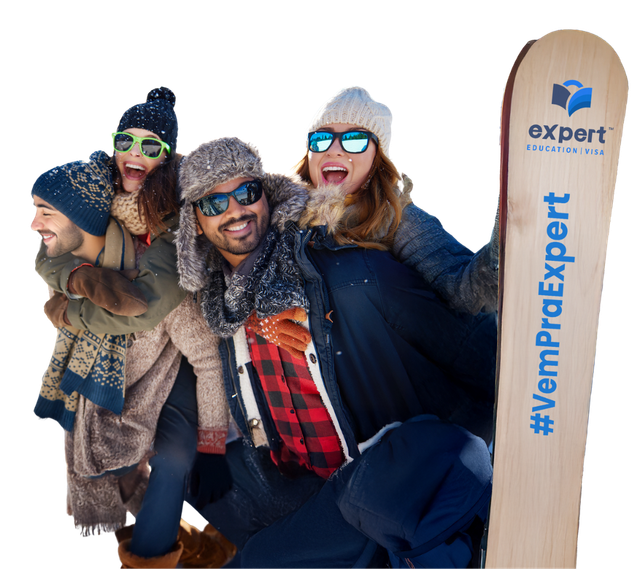 Um grupo de pessoas em pé ao lado de uma prancha de snowboard que diz especialista