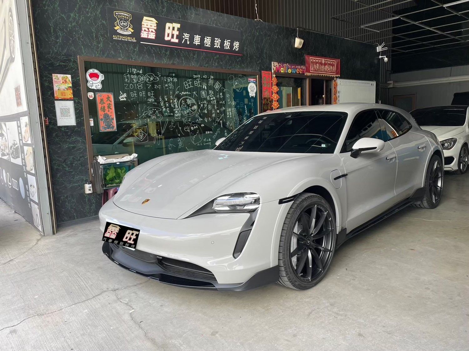 鑫旺汽車極致鈑烤板烤,
超跑車主指定專業鈑金頂級烤漆極致施工,
專精各式進口特殊車,高價車,環中路汽車鈑烤板烤,三十年鈑烤經驗,