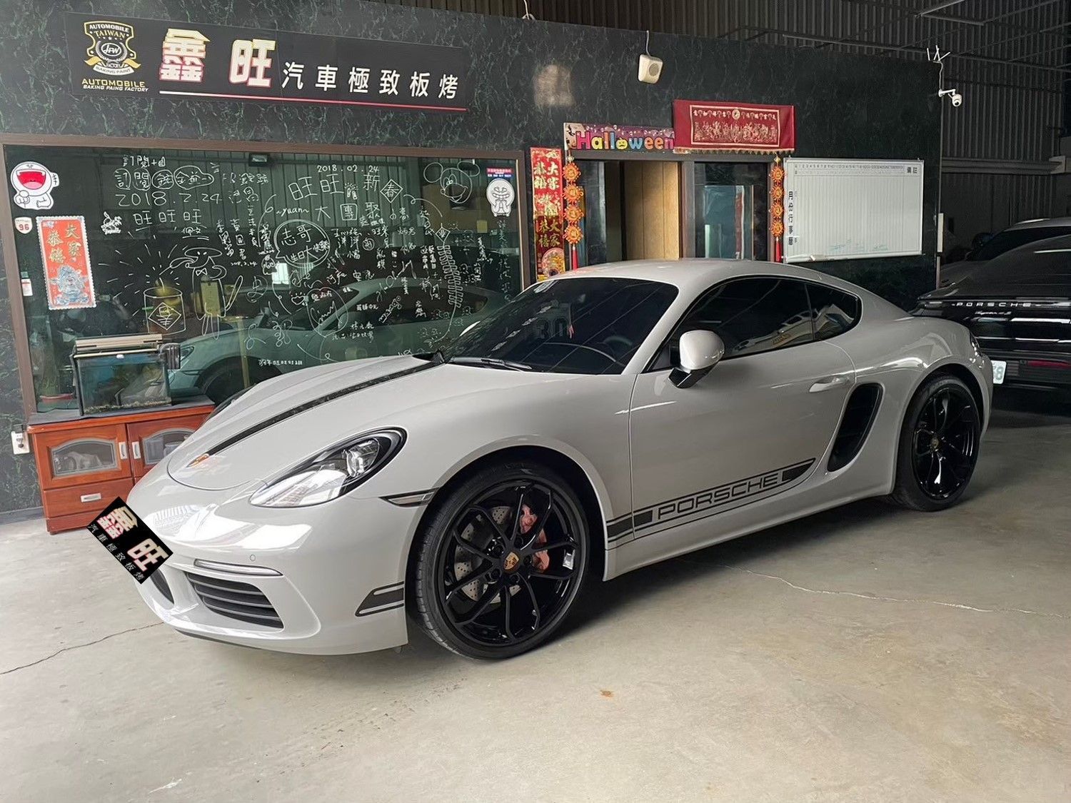 鑫旺汽車極致鈑烤板烤,
超跑車主指定專業鈑金頂級烤漆極致施工,
專精各式進口特殊車,高價車,環中路汽車鈑烤板烤,三十年鈑烤經驗。