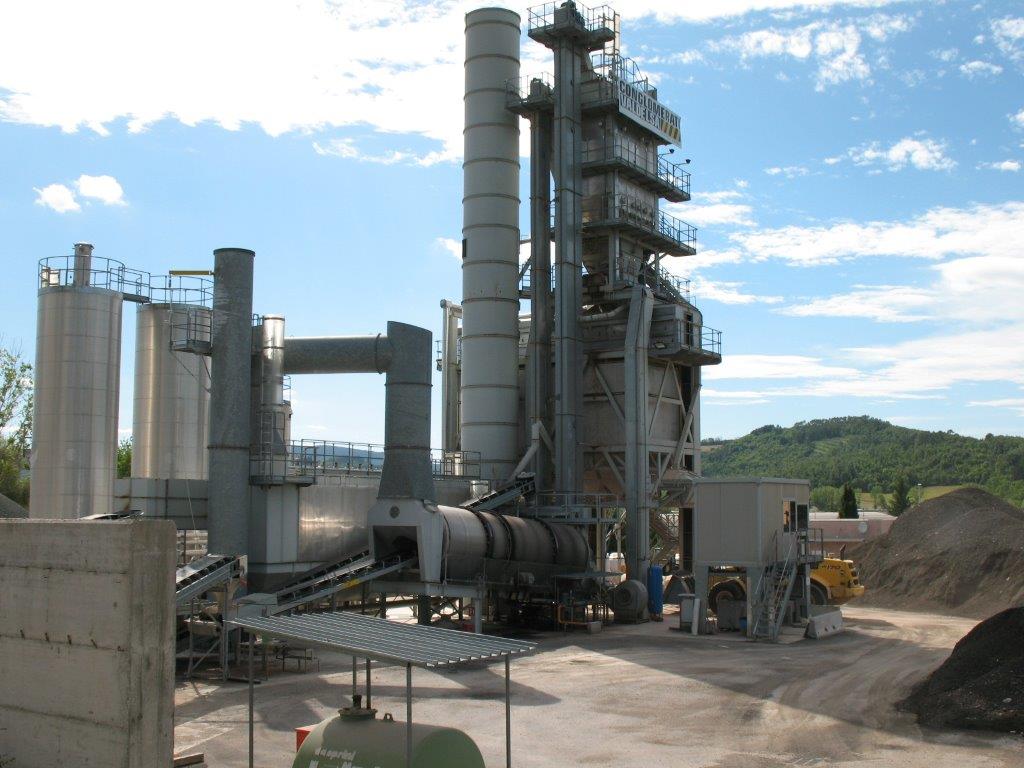 Un'area dell'impianto di produzione di materiali bituminosi