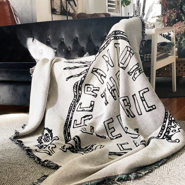 A blanket with the word rie on it