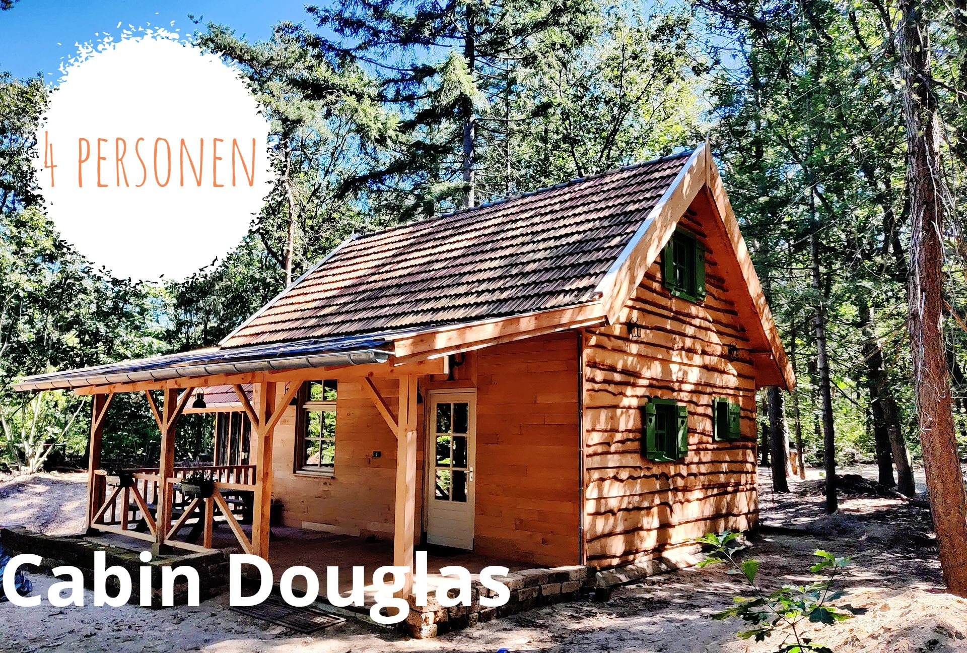 Cabin Douglas Een houten blokhut in een bosrijk gebied met een veranda, met de opschriften