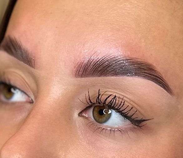 Drie tennisballen liggen op een tennisbaan