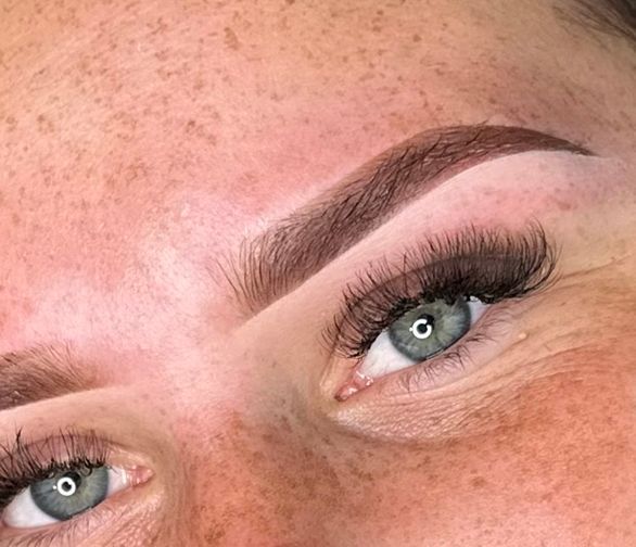 Een close-up van een watermassa met golven