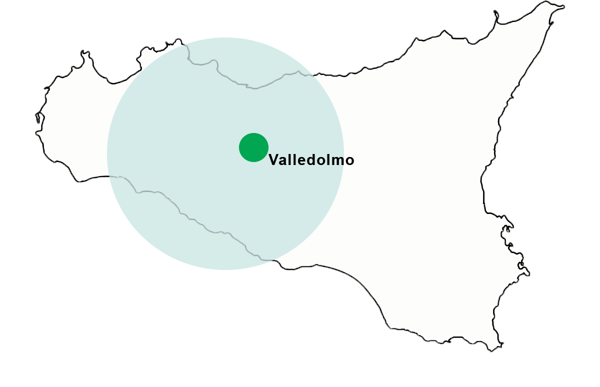 Mappa della Sicilia con in evidenza Valledolmo, indicata da un punto verde all'interno di un cerchio azzurro.
