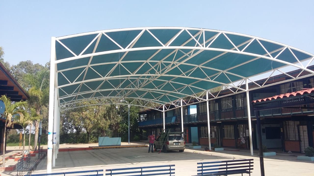 ESTRUCTURA DE ACERO CON MALLA SOMBRA