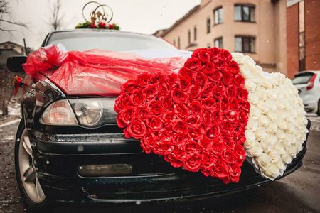 decorated wedding car