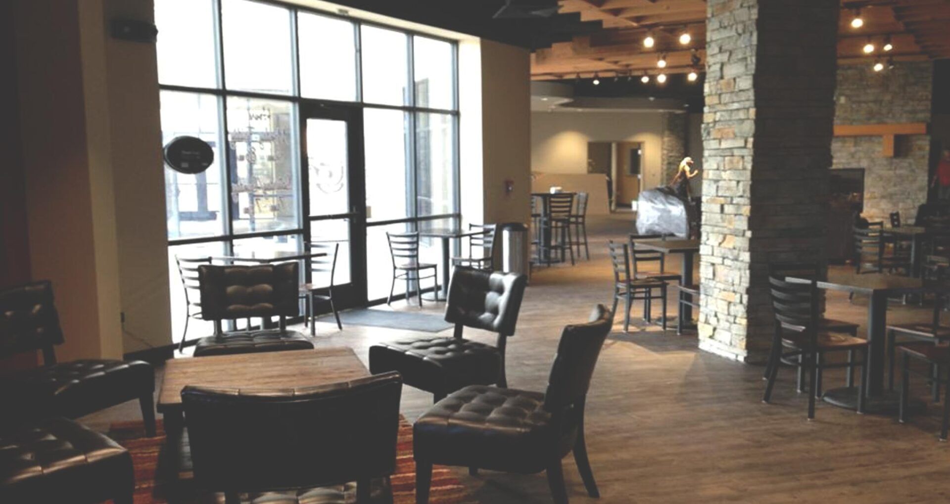 Beautifully arranged tables and chairs