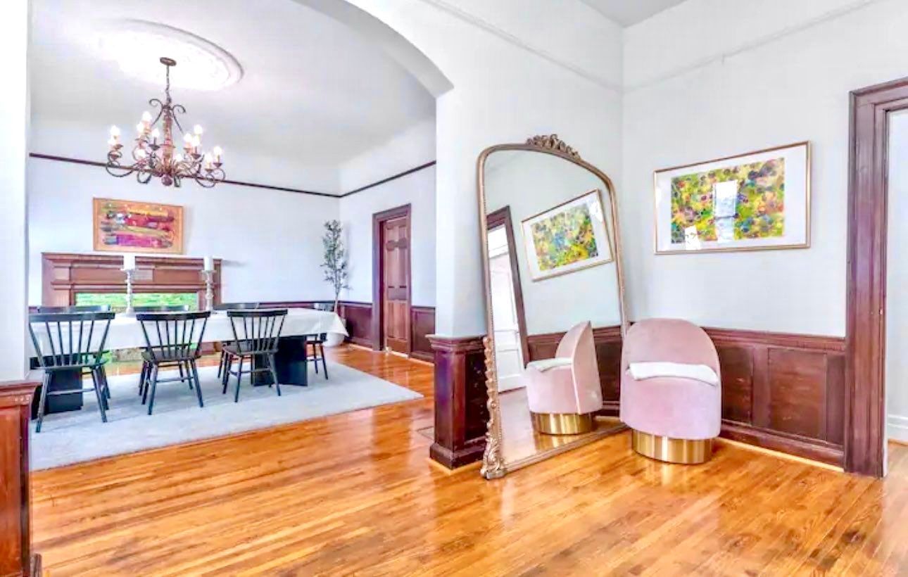 There is a large mirror in the middle of the room in Nashville, TN