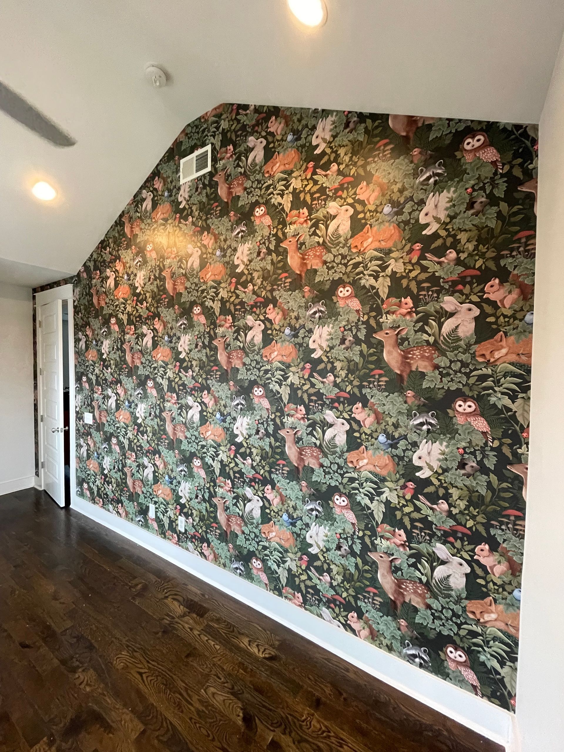 A room with a floral wallpaper on the wall in Nashville, TN