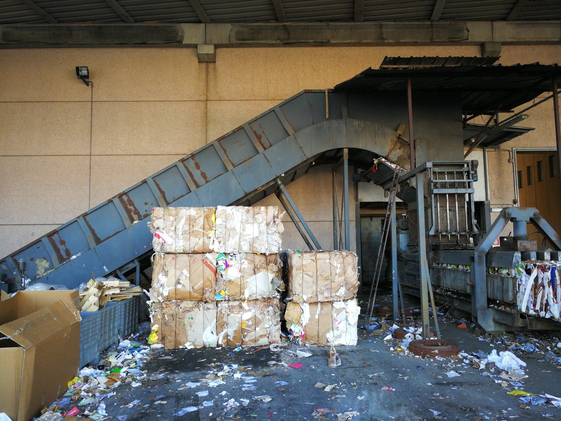 Un mucchio di scatole di cartone sono impilate una sopra l'altra