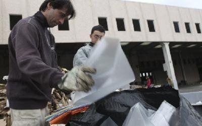 operatori mentre smaltiscono della carta