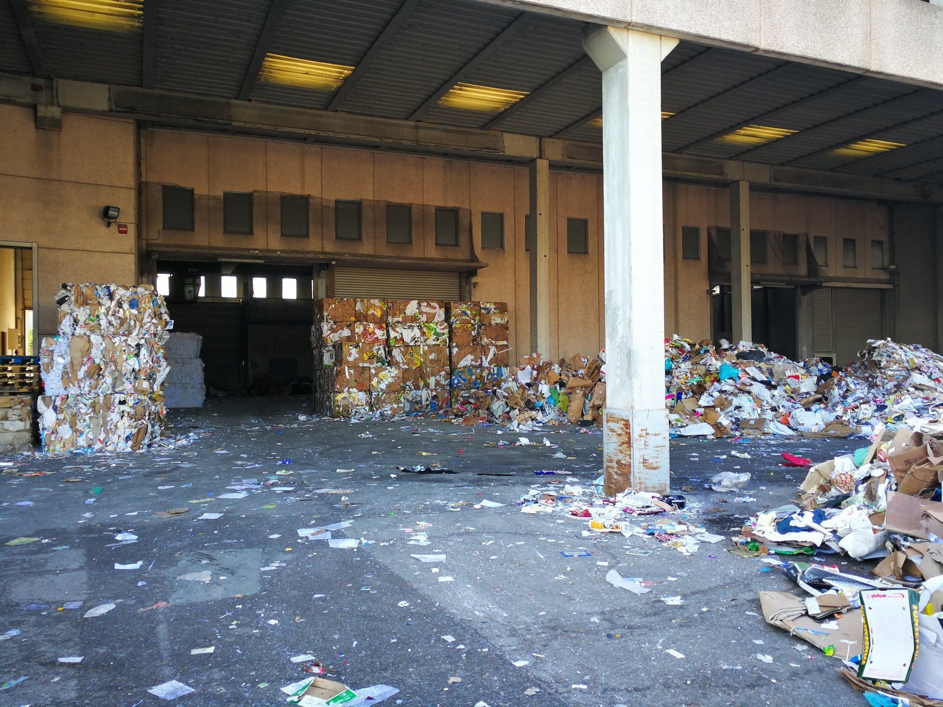 carta in blocchi prima di essere tritata