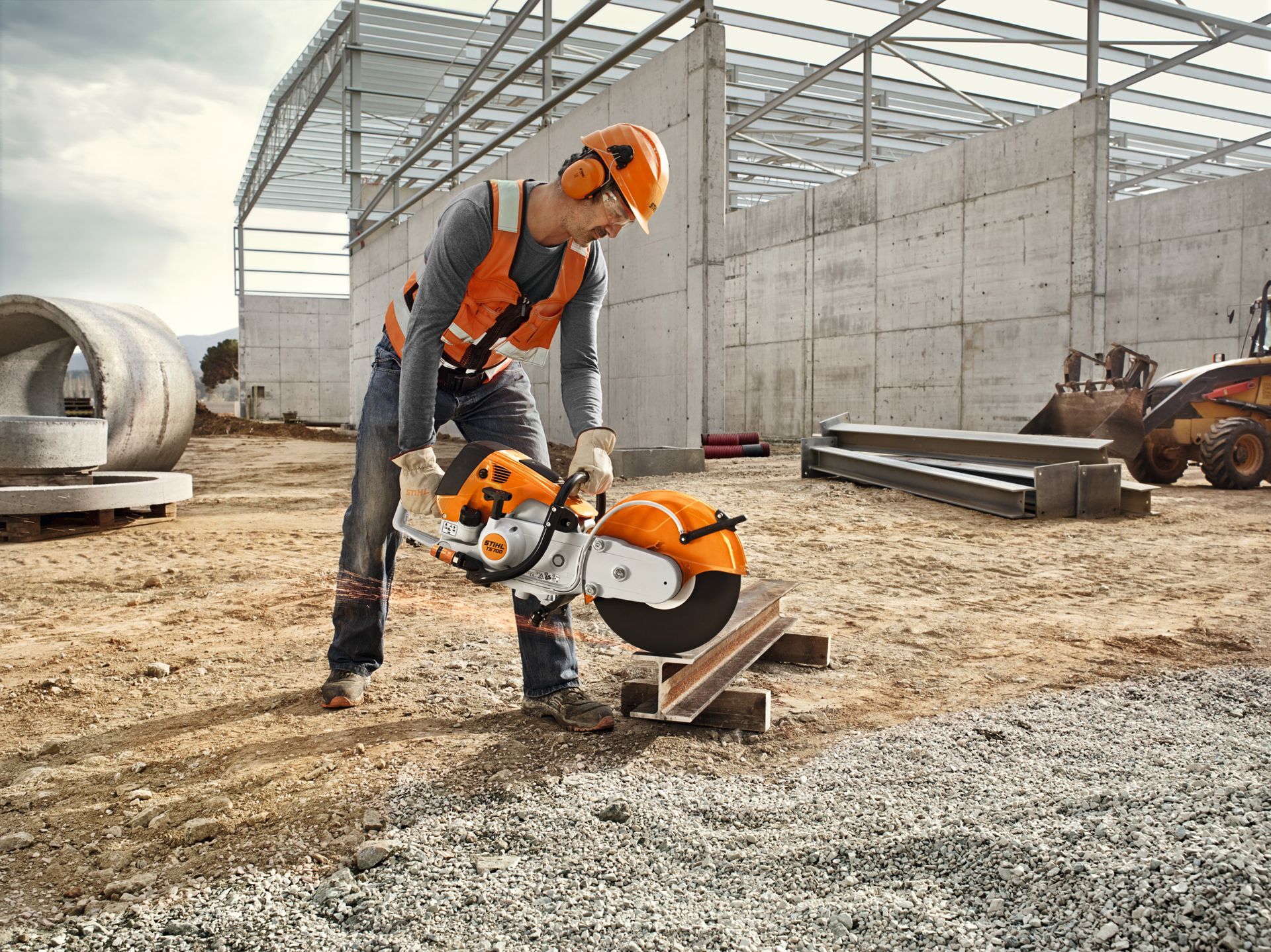 Homme travaillant dans le bâtiment en train d'utiliser une scie circulaire pour couper des planches de bois
