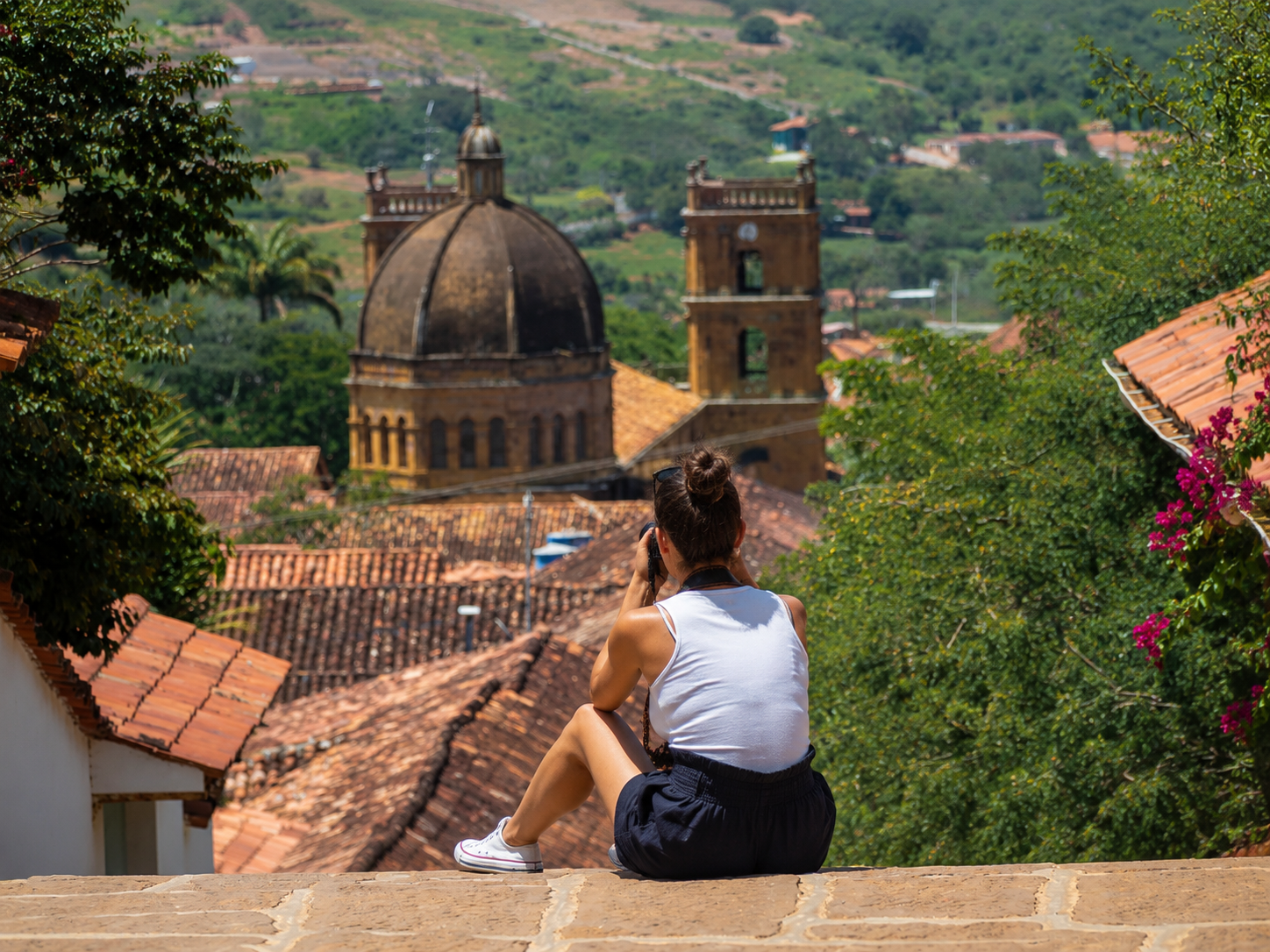 Descubre Barichara, uno de los pueblos más hermosos de Colombia, ubicado en las montañas andinas del departamento de Santander. Sus calles empedradas, casas blancas y arquitectura colonial crean una atmósfera auténtica y atemporal que transporta a los viajeros a la esencia de la Colombia tradicional. Con Baiatour Travel, los viajeros viven mucho más que un recorrido turístico: descubren experiencias humanas, culturales y naturales diseñadas para conectar con las comunidades locales y preservar los saberes ancestrales de la región.