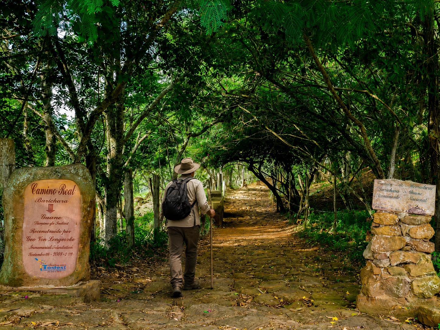 Miradores y paisajes de Barichara Barichara ofrece algunos de los paisajes más impresionantes del Santander. Construido sobre las montañas andinas, el pueblo permite disfrutar de vistas panorámicas únicas donde la arquitectura colonial se mezcla con los cañones, montañas y caminos históricos de la región. Con Baiatour Travel, los viajeros pueden recorrer las calles empedradas hasta llegar a lugares emblemáticos como la Iglesia de Santa Bárbara y los diferentes miradores naturales que rodean el pueblo. Cada calle revela una perspectiva distinta de Barichara. Una de las vistas más representativas se encuentra en la Calle 5, donde las enormes piedras, los techos de barro y la catedral crean una imagen inolvidable enmarcada por las montañas andinas. Al recorrer la famosa “Calle del Mirador”, también es posible contemplar las impresionantes vistas hacia el Cañón del Río Suárez, un paisaje natural que refleja la grandeza y tranquilidad de esta región de Colombia. Más que simples panoramas, estos lugares permiten conectar con la esencia de Barichara, disfrutar del silencio de las montañas y descubrir uno de los pueblos patrimoniales más auténticos del país. Salto del Mico, una vista espectacular sobre el cañón A pocos minutos de Barichara, en la vía hacia Guane, se encuentra uno de los paisajes más impresionantes del Santander: el Salto del Mico. Este mirador natural ofrece una vista espectacular sobre el Cañón del Río Suárez y se ha convertido en uno de los lugares imperdibles de la región. Desde esta formación rocosa suspendida sobre el vacío, el panorama hacia las montañas andinas y el cañón es simplemente impresionante. Es un lugar perfecto para contemplar la naturaleza, tomar fotografías y vivir una experiencia única en medio de los paisajes del Santander. El atardecer transforma este lugar en un escenario mágico, donde la luz dorada ilumina las montañas y crea una atmósfera aún más especial. Durante el día, las vistas despejadas permiten apreciar toda la inmensidad del cañón y sus alrededores. El acceso al Salto del Mico es muy fácil desde Barichara y puede realizarse caminando o en mototaxi para quienes prefieren una experiencia más cómoda. Camino Real del Cañón del Chicamocha
Para los viajeros que buscan una experiencia más aventurera, los Caminos Reales del Gran Santander continúan más allá de Barichara y Guane, atravesando algunos de los paisajes más impresionantes de Colombia.
Desde Villanueva es posible seguir antiguas rutas históricas que descienden hacia el corazón del Cañón del Chicamocha hasta llegar al histórico pueblo de Jordán, uno de los municipios más pequeños y auténticos de la región.
Estos senderos atraviesan montañas, caminos de piedra, paisajes áridos y panoramas espectaculares sobre el cañón, ofreciendo una experiencia única para amantes del trekking, la naturaleza y la aventura.
El recorrido permite descubrir la inmensidad del Cañón del Chicamocha, considerado uno de los accidentes geográficos más impresionantes de Colombia. Para quienes desean extender la experiencia, es posible continuar hacia Los Santos y conectar con otros caminos y miradores del territorio.
Debido a las distancias y al clima cálido de la región, estas caminatas requieren preparación física, hidratación y salidas tempranas para disfrutar el recorrido de forma segura y tranquila.
Con Baiatour Travel, los viajeros pueden vivir esta experiencia acompañados por guías locales, combinando naturaleza, historia, cultura y aventura a través de los antiguos caminos del Gran Santander.