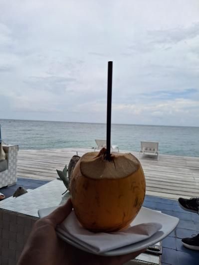 Edificios históricos en Cartagena, Colombia. Arquitectura color crema con estructuras abovedadas, muros de piedra y cielo azul.