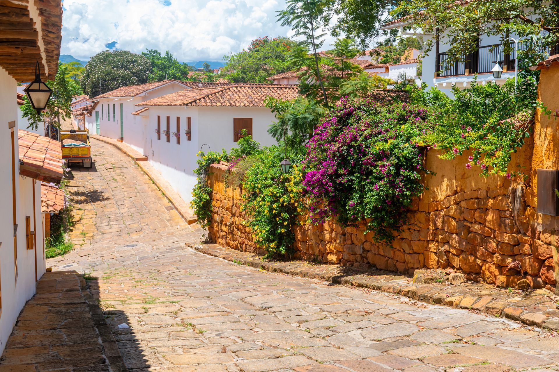 Descubre Barichara, uno de los pueblos más hermosos de Colombia, ubicado en las montañas andinas del departamento de Santander. Sus calles empedradas, casas blancas y arquitectura colonial crean una atmósfera auténtica y atemporal que transporta a los viajeros a la esencia de la Colombia tradicional. Con Baiatour Travel, los viajeros viven mucho más que un recorrido turístico: descubren experiencias humanas, culturales y naturales diseñadas para conectar con las comunidades locales y preservar los saberes ancestrales de la región. DISCOVER SANTANDER WITH BAIATOUR
Experiencias culturales y de aventura en Colombia con guías multilingües