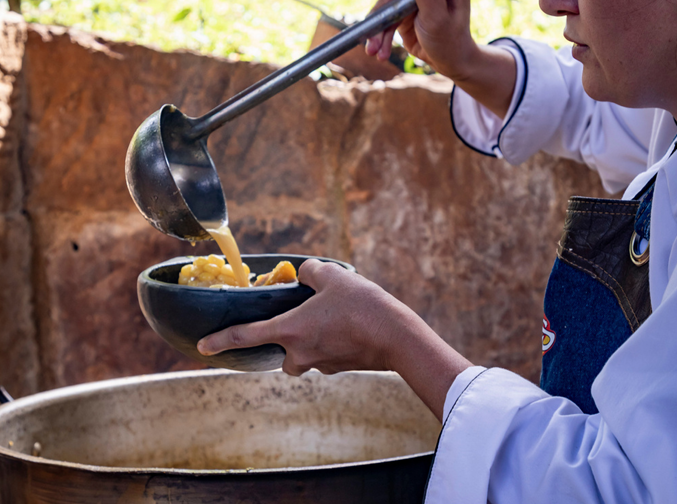 Grupo de personas de pie en los escalones de una iglesia de piedra.