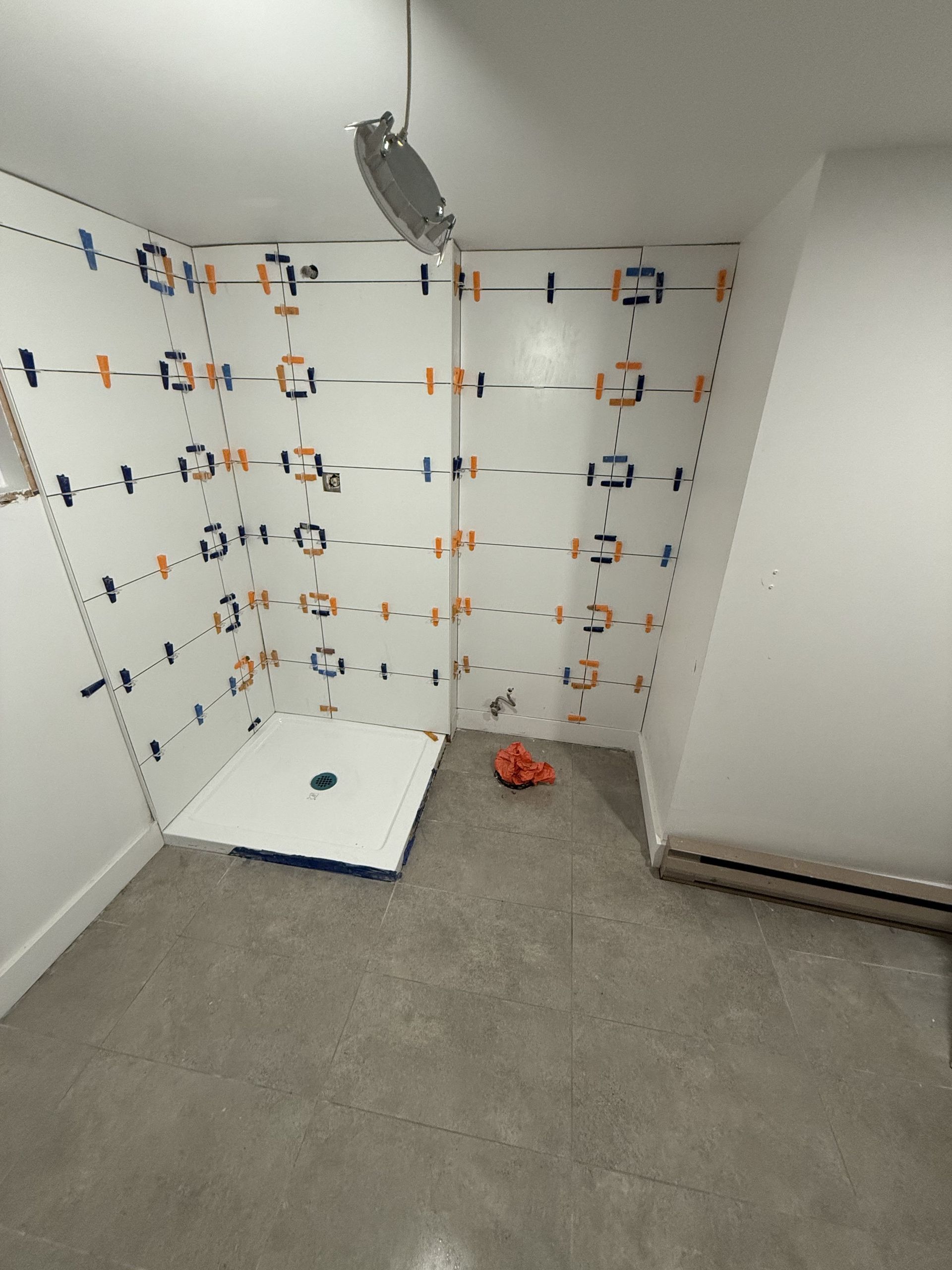 Une pièce avec une douche et un mur avec des chiffres dessus