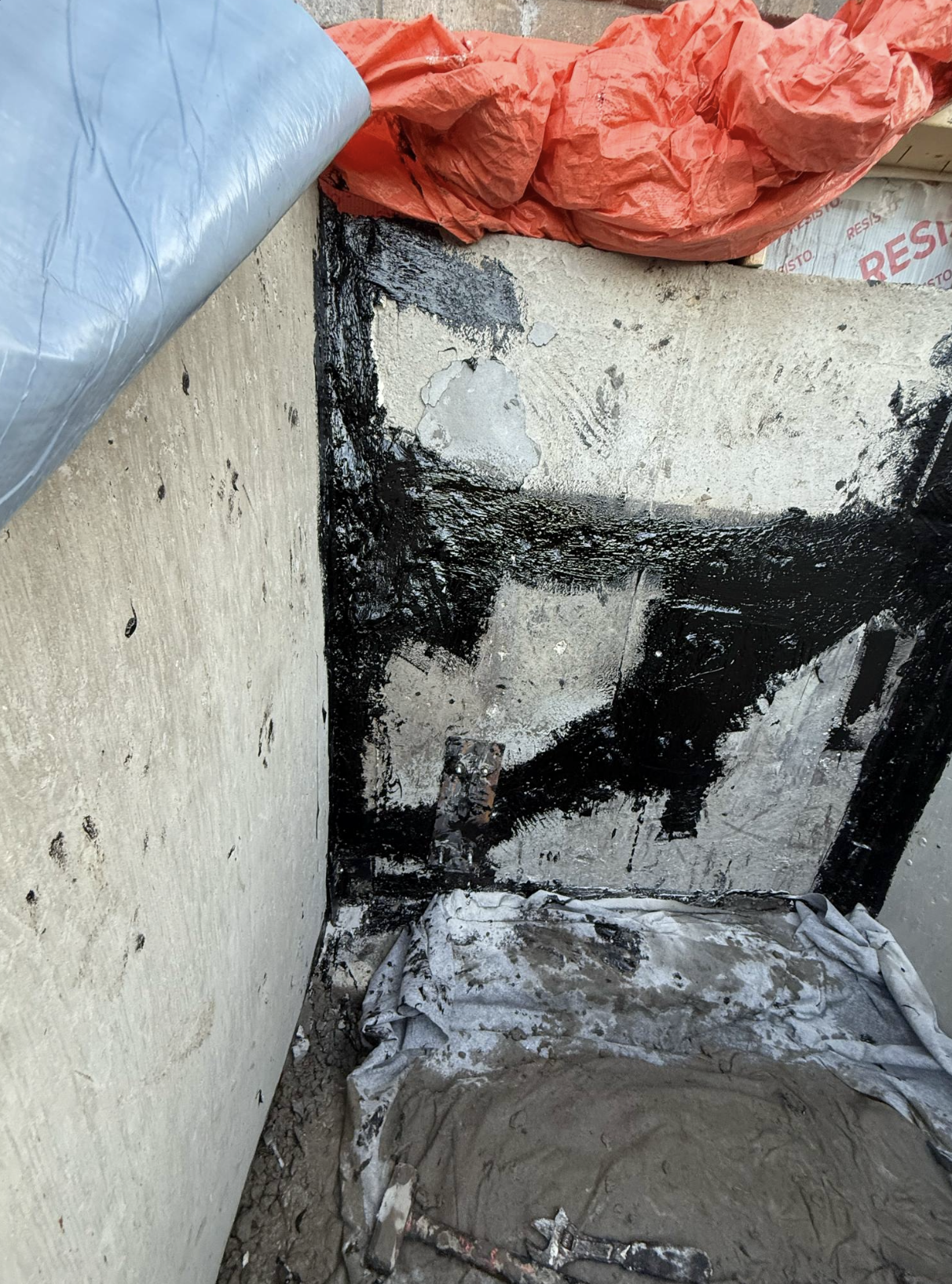 Un gros plan d'un mur en béton avec une bâche dessus.