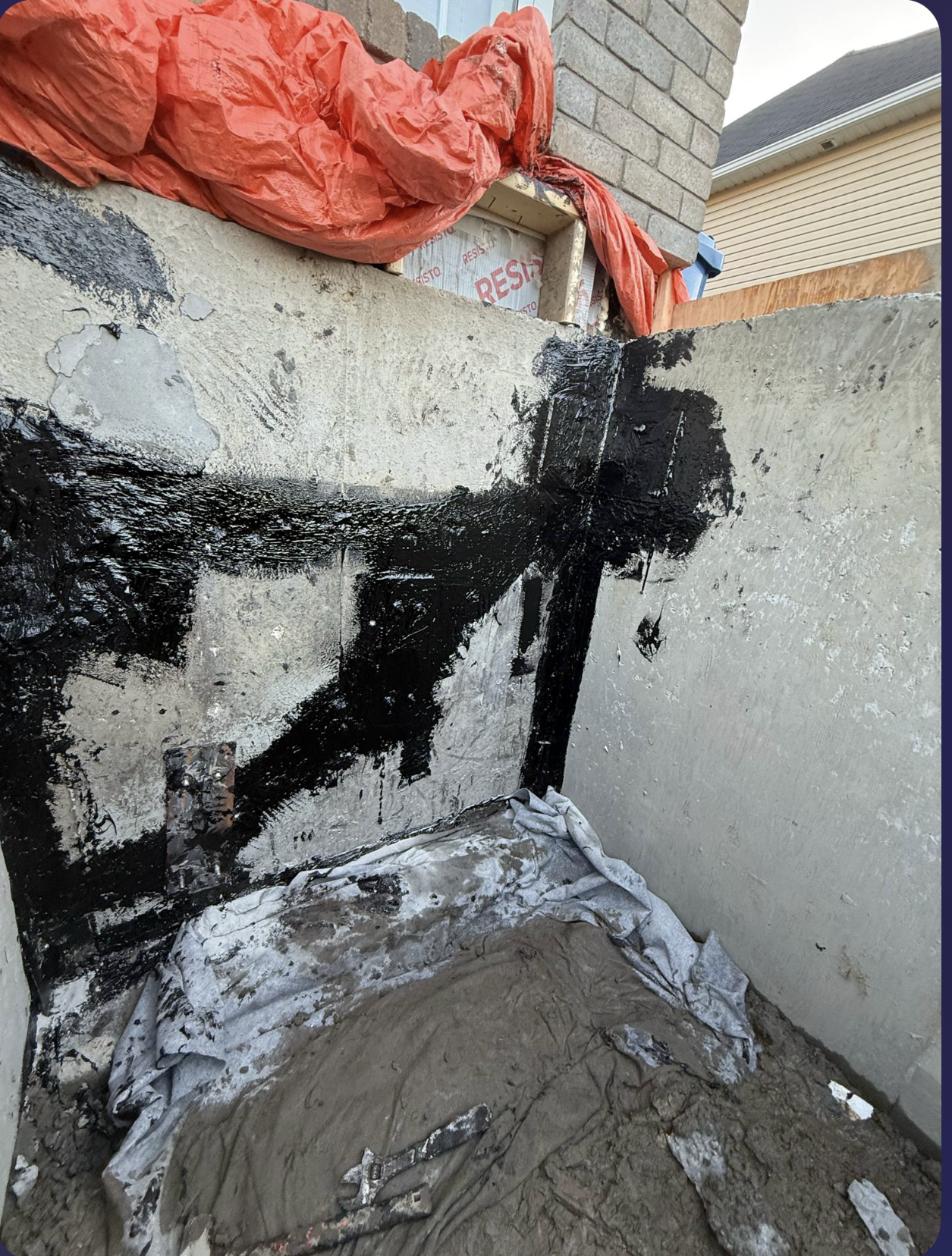 Un mur de briques avec une bâche dessus