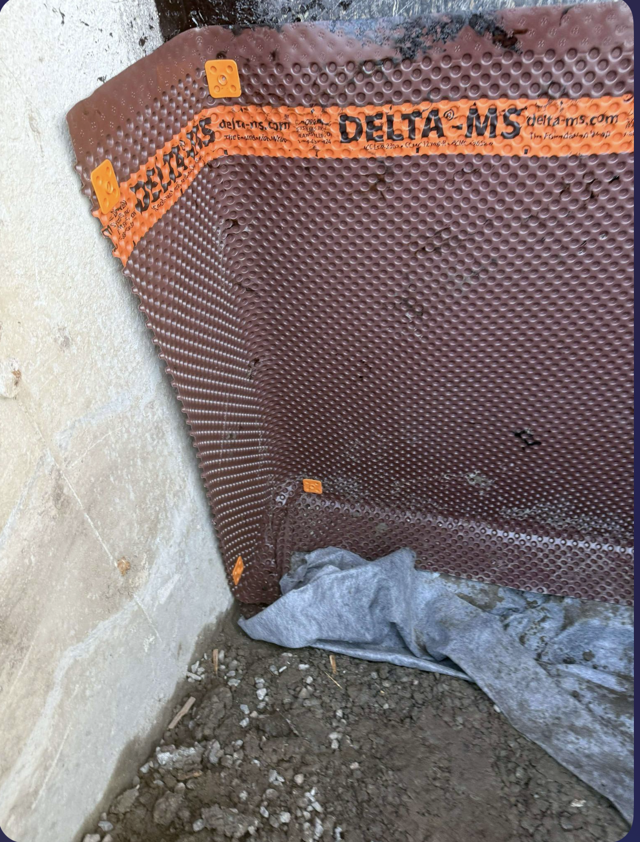 Un morceau de drainage delta ms est posé sur le sol