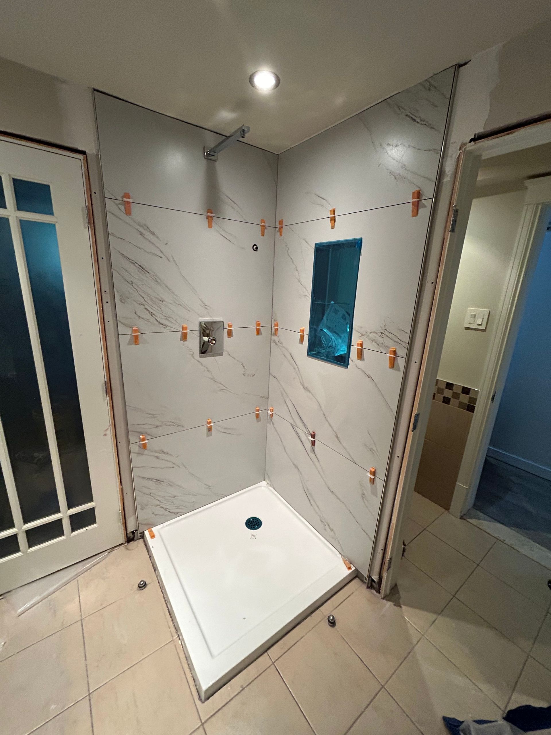 Une salle de bain avec douche à l'italienne en cours de réalisation.