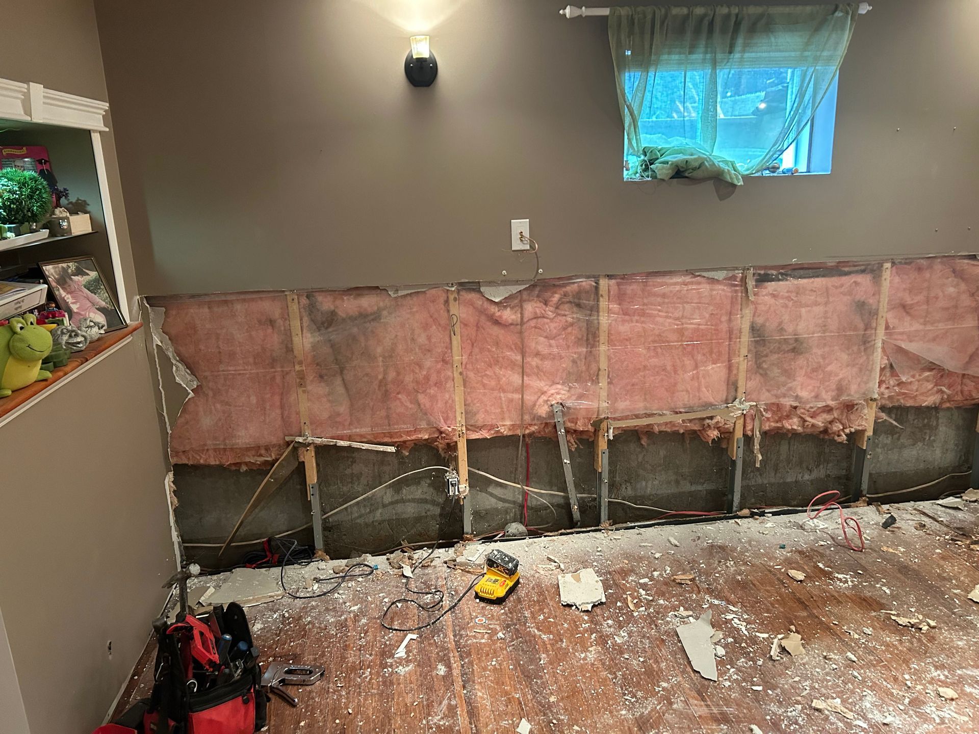 Une pièce avec beaucoup d'isolation sur le mur et une fenêtre.
