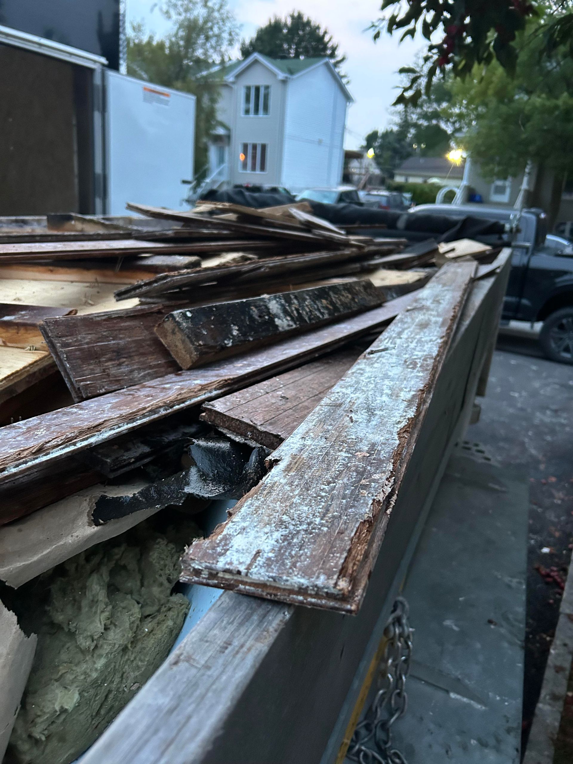 Un tas de bois est posé sur le côté d'un camion