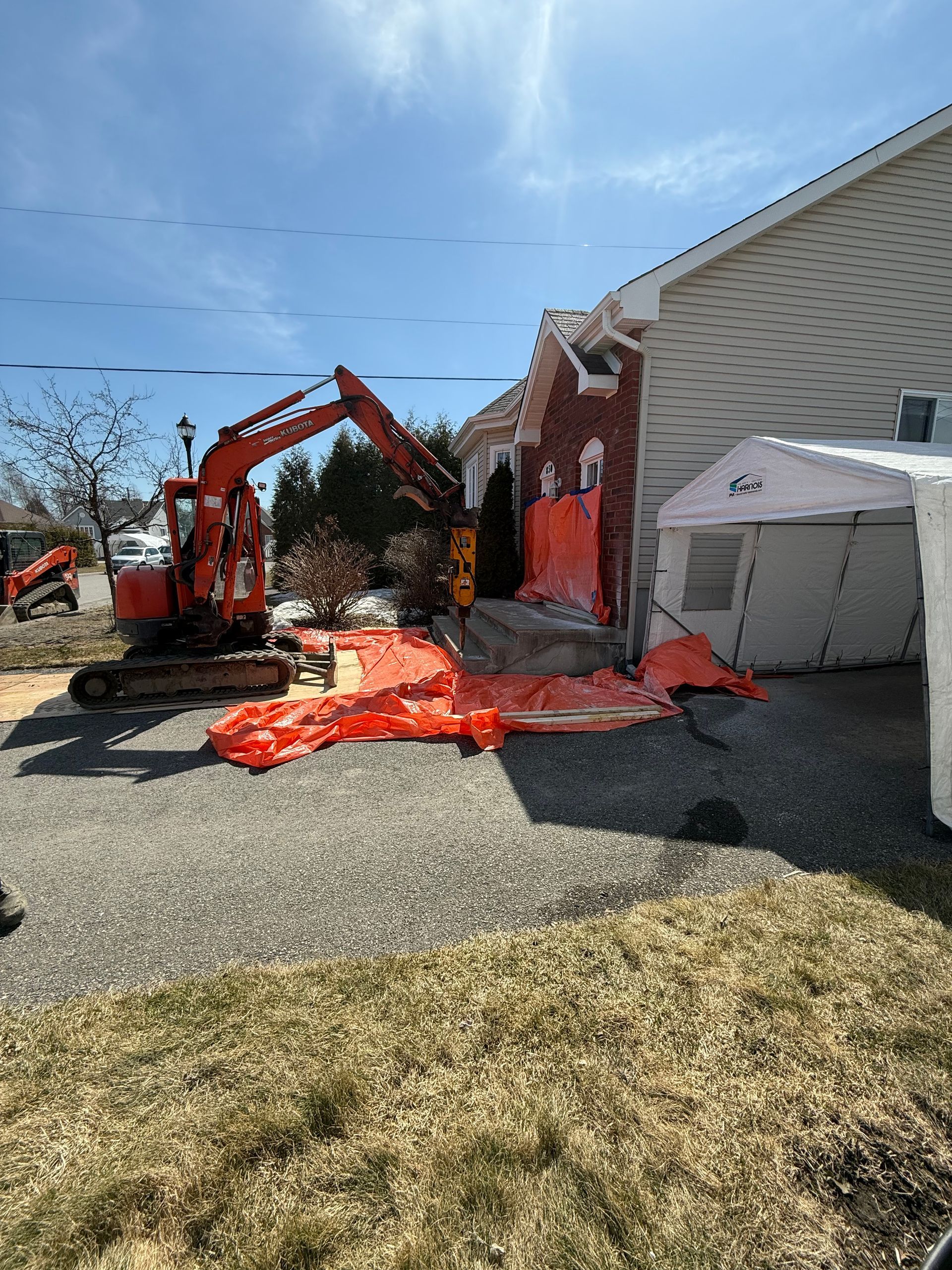 Une excavatrice est utilisée pour démolir une maison.