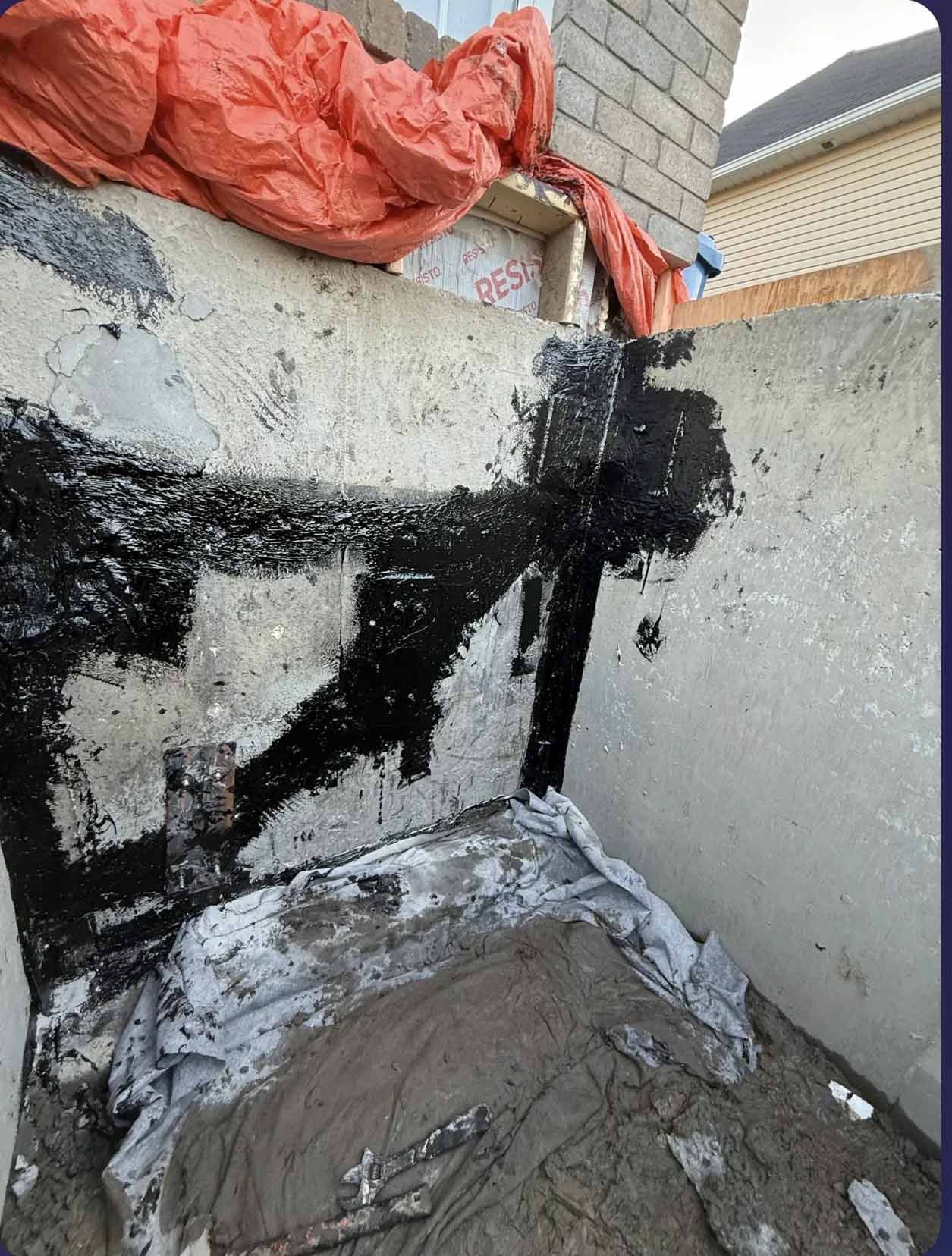 Un mur de briques avec une bâche dessus
