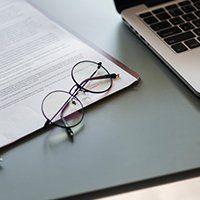 eyeglass-papers-laptop
