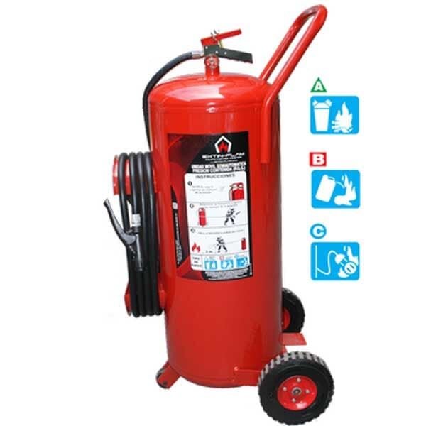 Un extintor de incendios rojo con ruedas y una manguera adjunta.