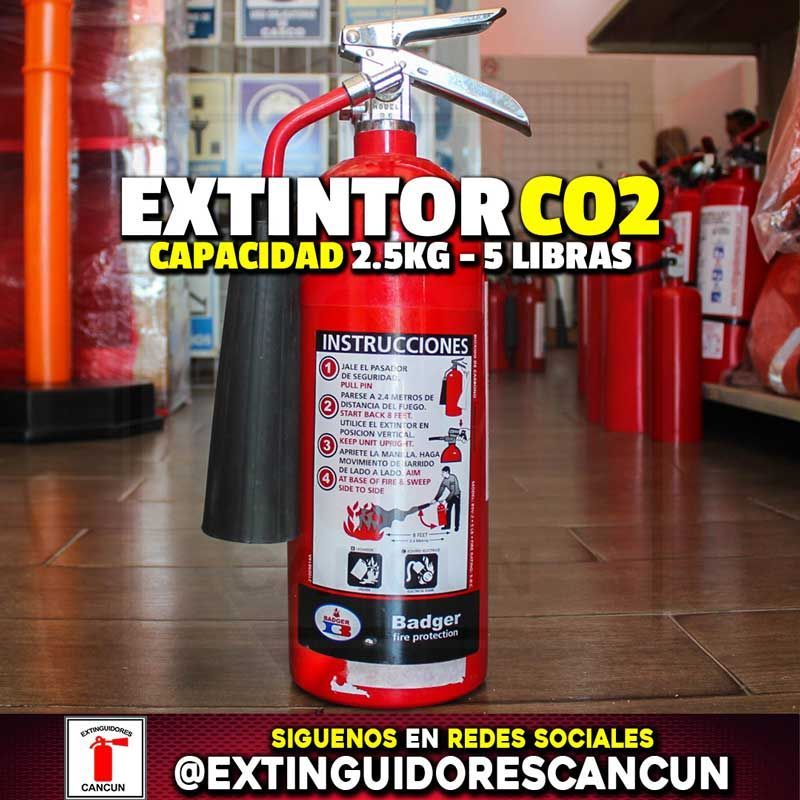 Un extintor rojo con las palabras extintor co2.